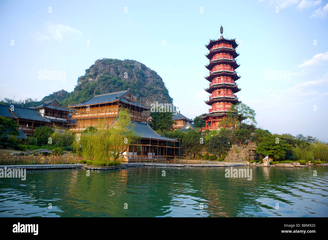 La torre e lo splendido paesaggio in Guilin della provincia di Guangxi Cina Foto Stock