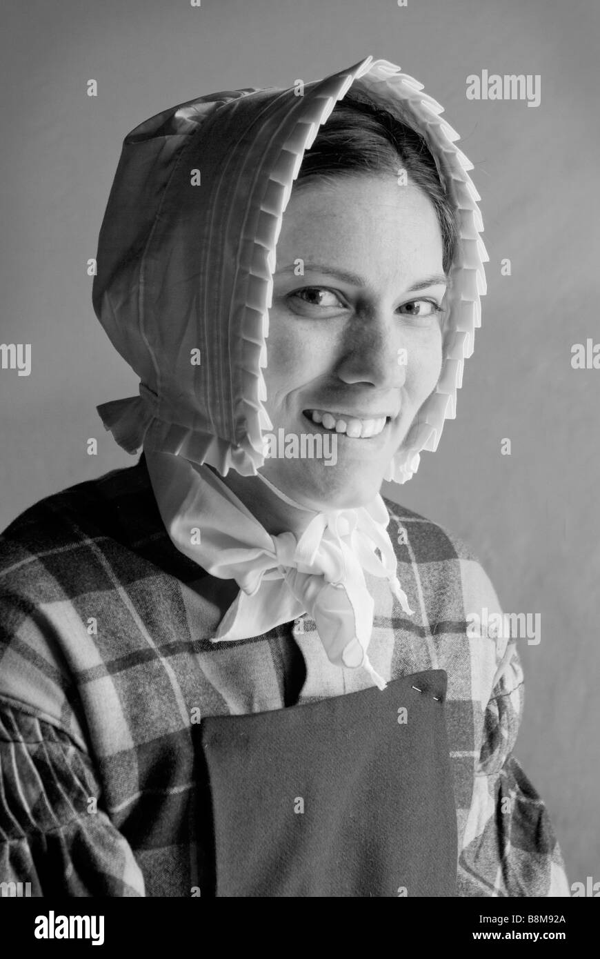 Stati Uniti d'America, Washington, Tacoma. La donna a metà del XIX secolo costume. 1850s periodo ri-enacter a Fort Nisqually museo vivente di storia. Signor Foto Stock