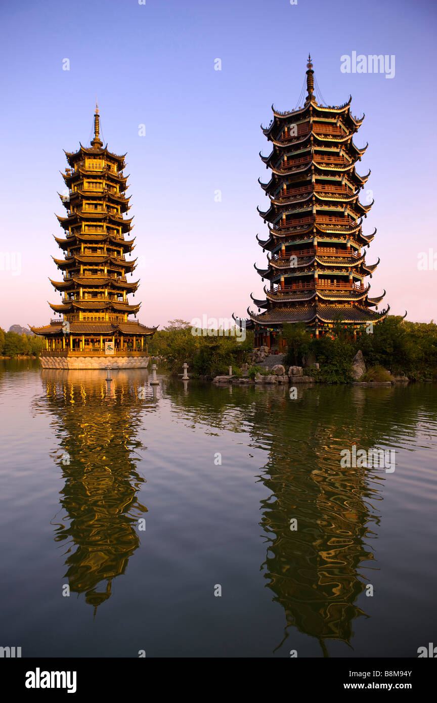Gemelli torre in Yangshuo Guilin della provincia di Guangxi Cina Foto Stock