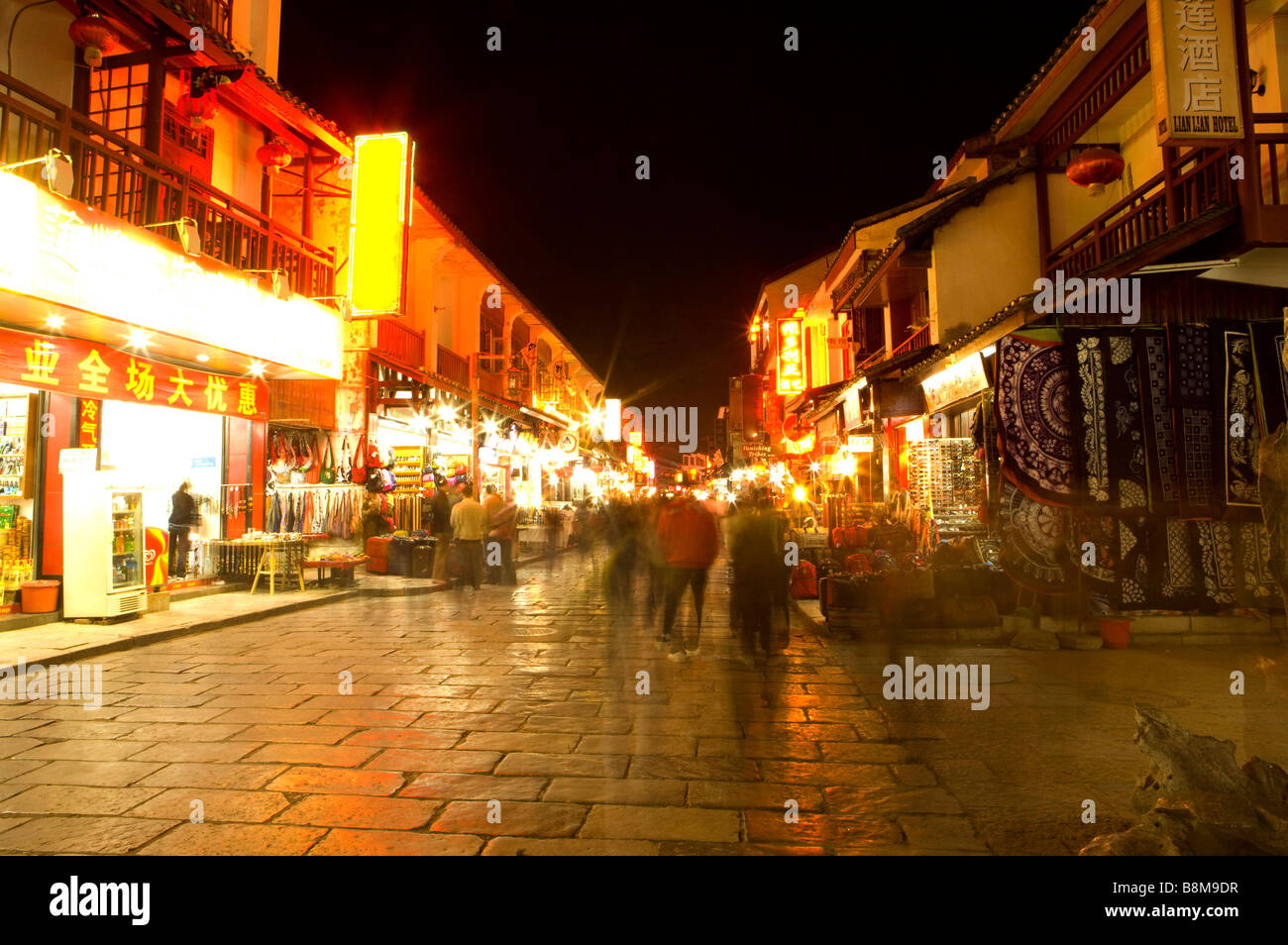 La Cina della provincia di Guangxi Guilin, Yangshuo persone sull'illuminazione di Yangshuo West Street di notte Foto Stock