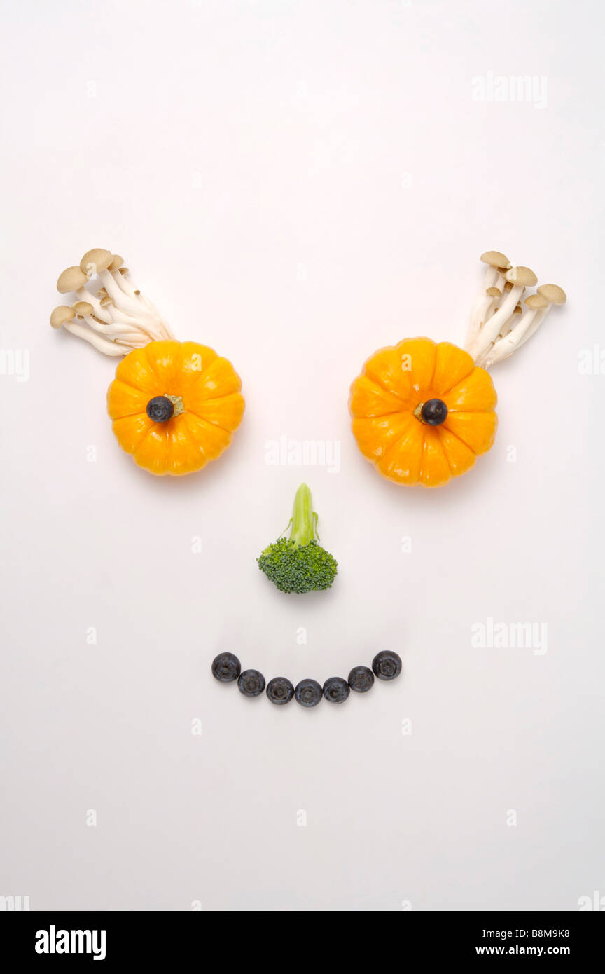 Smiley face composta da diversi ortaggi e frutta close up Foto Stock