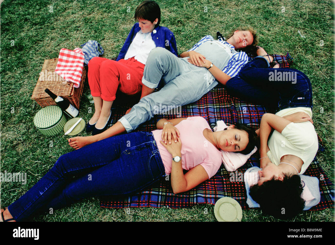 Giovani donne rilassarsi ad un picnic in un parco a Londra Foto Stock