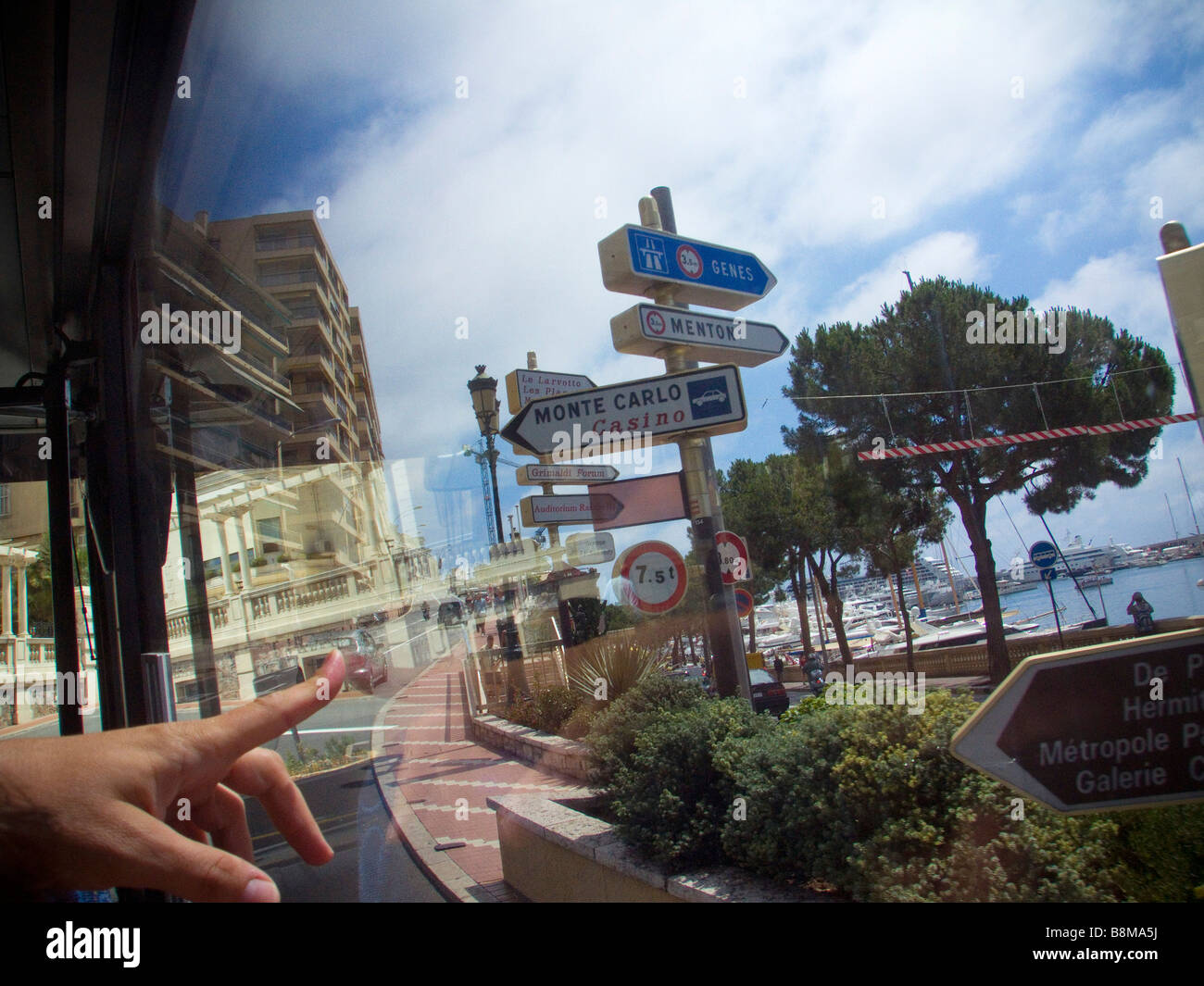 La vista dalla finestra di un bus sulla Costa Azzurra, il sud della Francia. Abstract concetto di viaggio - puntamento a mano con molte direzioni Foto Stock