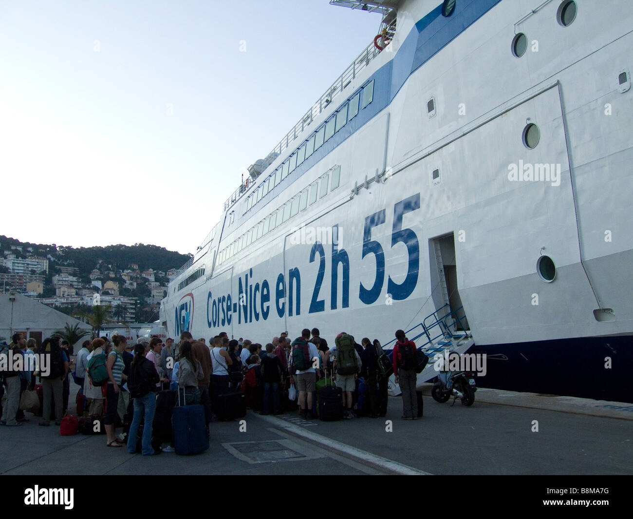Imbarco sul traghetto tra Nizza e la Corsica. Nizza, Francia Foto Stock