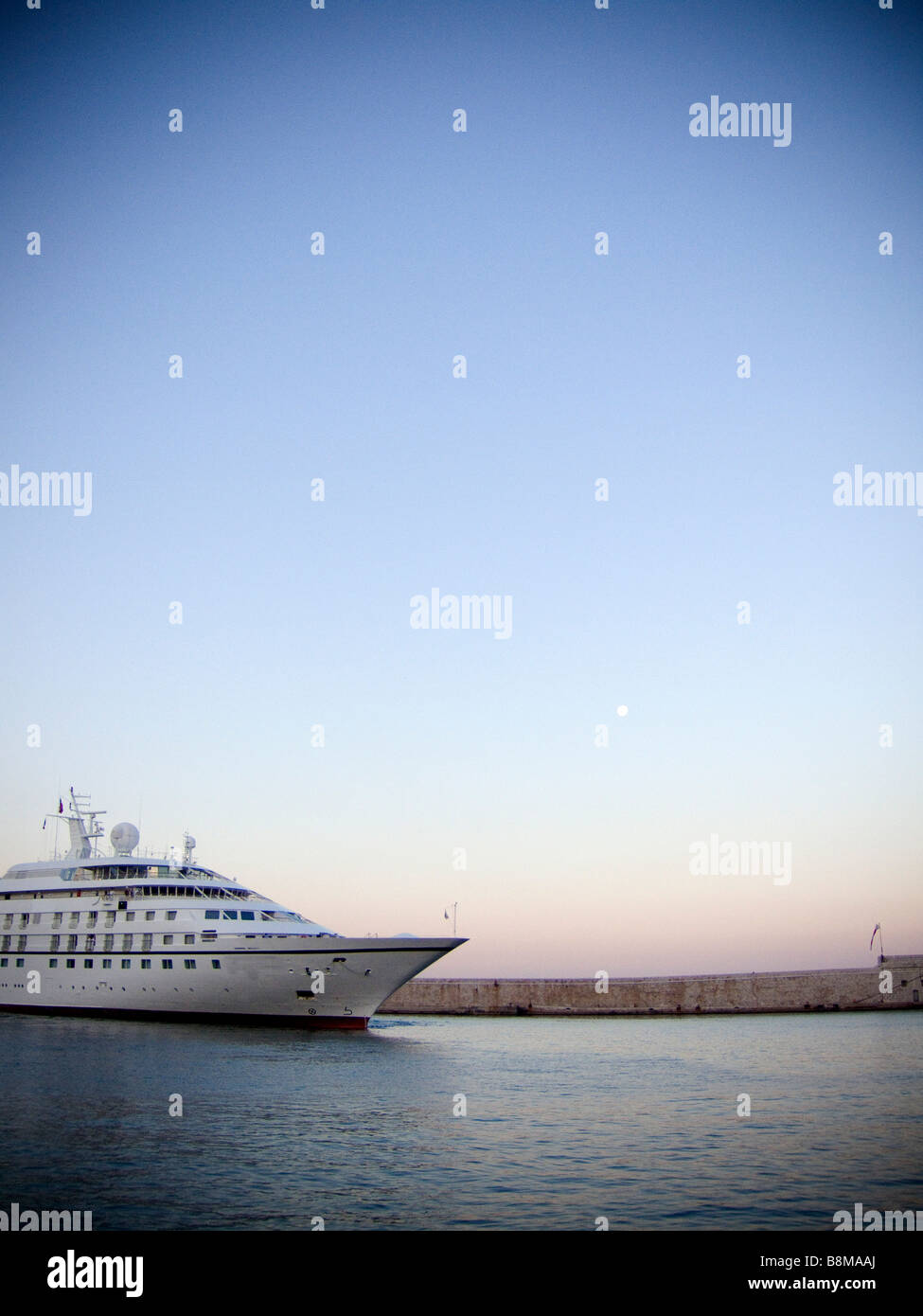 Una nave da crociera comming nella porta - Nizza, Francia Foto Stock