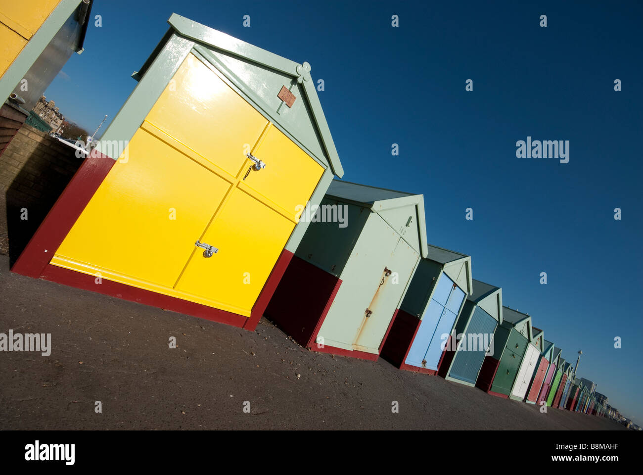 Cabine sulla spiaggia, hove brighton colori lato mare spiaggia Foto Stock