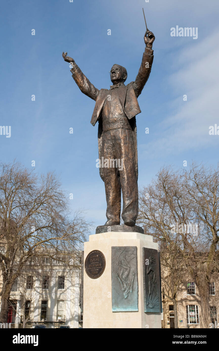 Statua in bronzo e le placche in onore di illustre compositore britannico Gustav Holst conducendo Giardini Imperiali CHELTENHAM REGNO UNITO Foto Stock