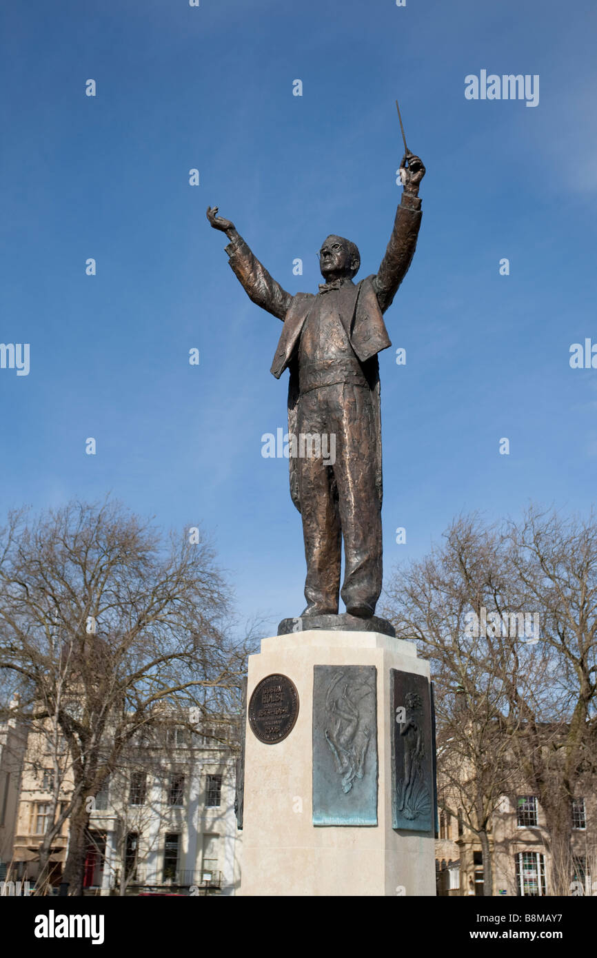 Statua in bronzo e le placche in onore di illustre compositore britannico Gustav Holst conducendo Giardini Imperiali CHELTENHAM REGNO UNITO Foto Stock