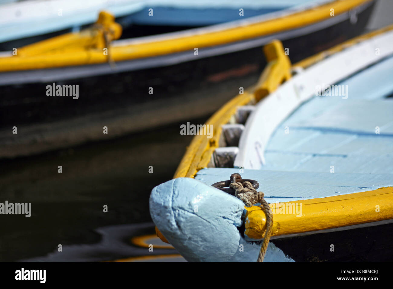 Navi passeggeri sulle rive del Gange fiume, Varanasi, India Foto Stock