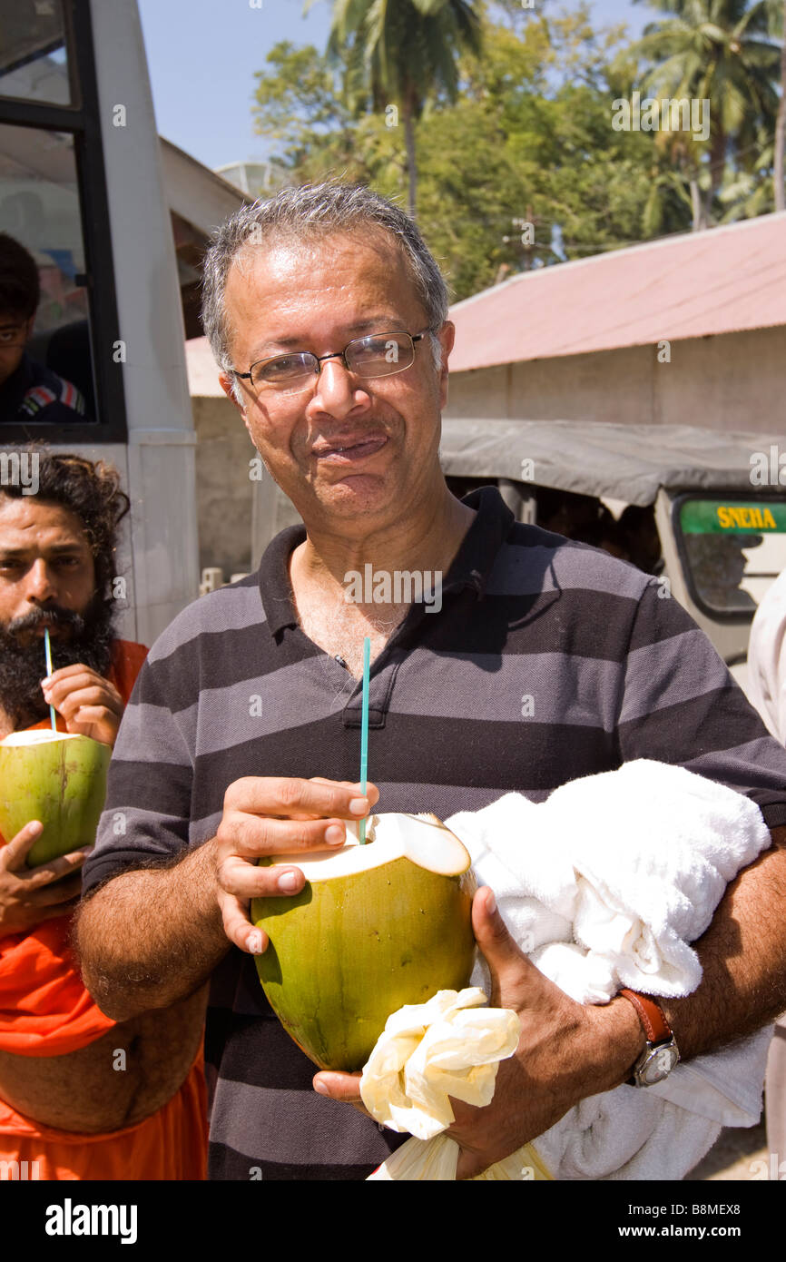 India Andamane e Nicobare Havelock isola turistica indiano con offerta di benvenuto drink di cocco Foto Stock