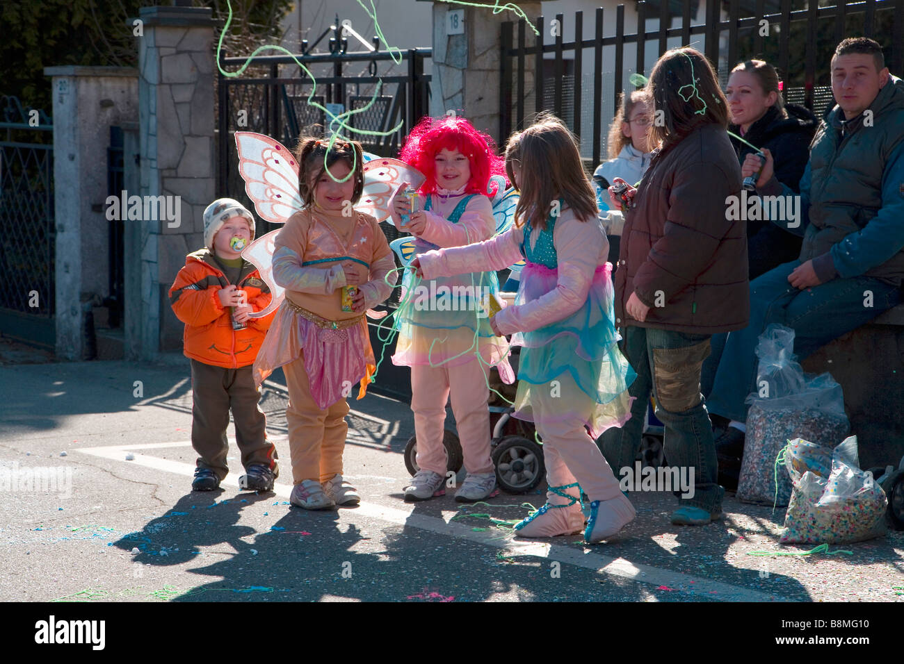 Essi tagliano allentati: bambini scorazzare nel carnevale annuale in Armeno a Novara, Italia Foto Stock