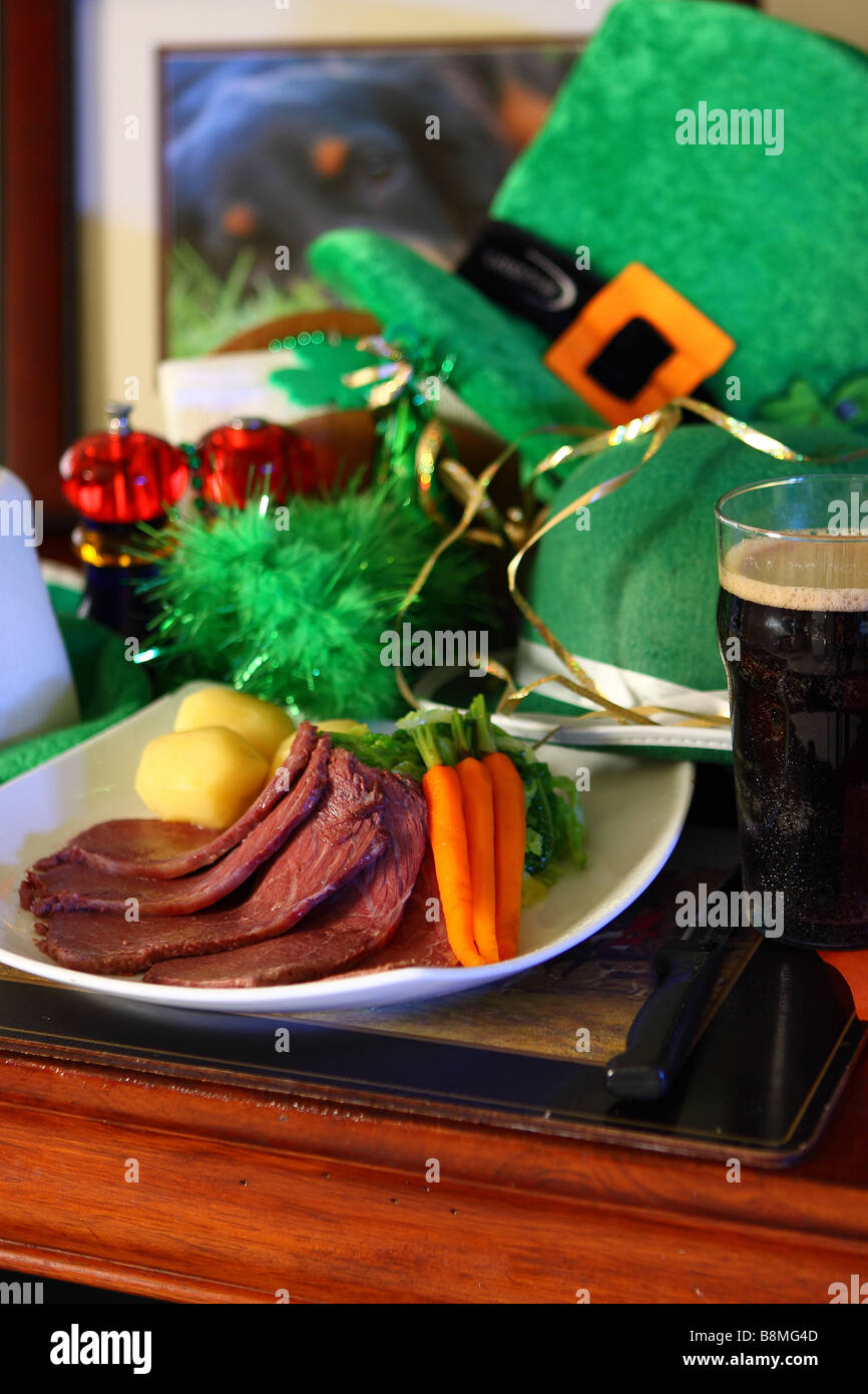 San Patricks giorno cibo corned manzo, cavolo, carote e patate bollite Foto Stock