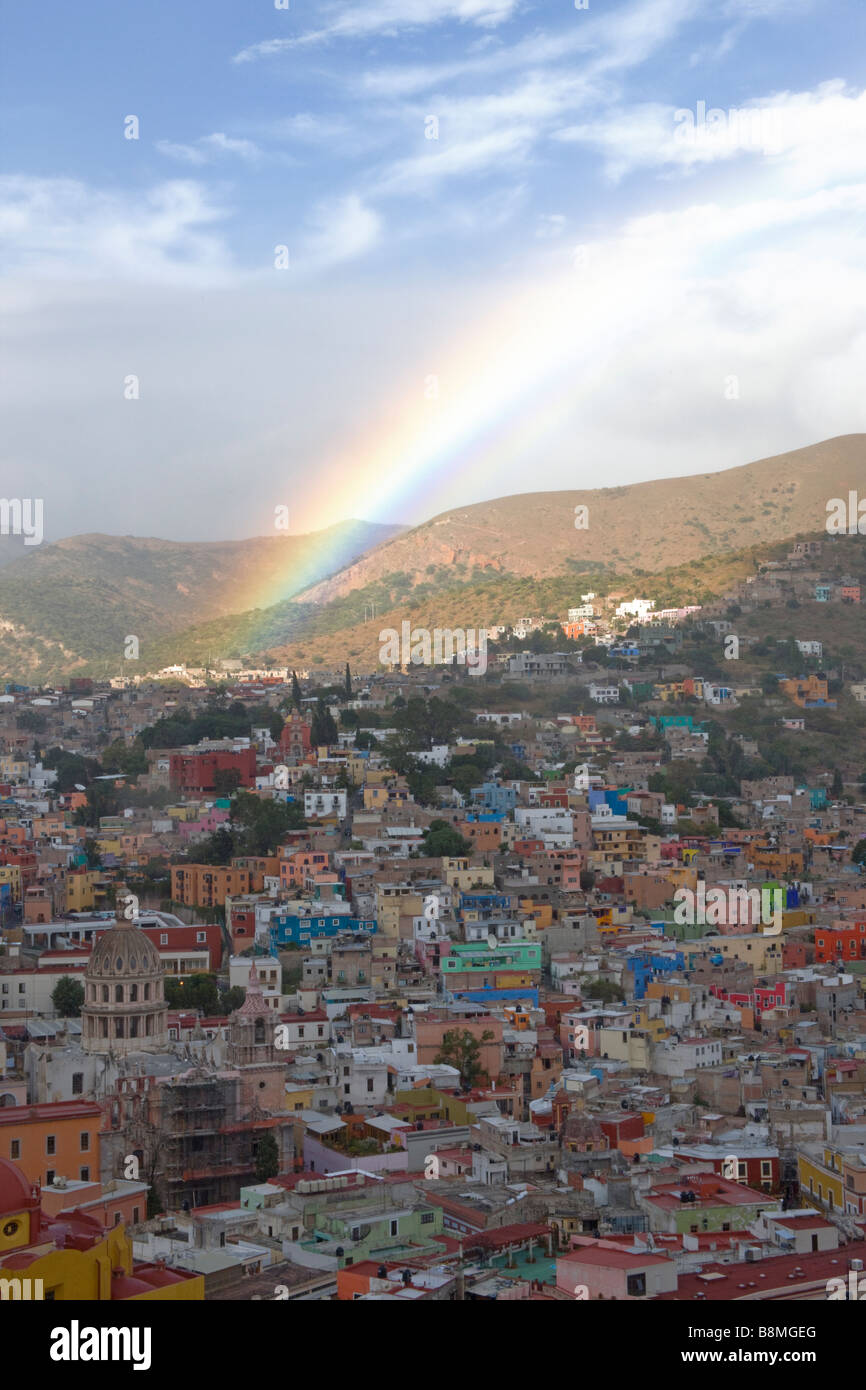 Panoramica della vivace cittã di Guanajuato, Messico con un arcobaleno Foto Stock