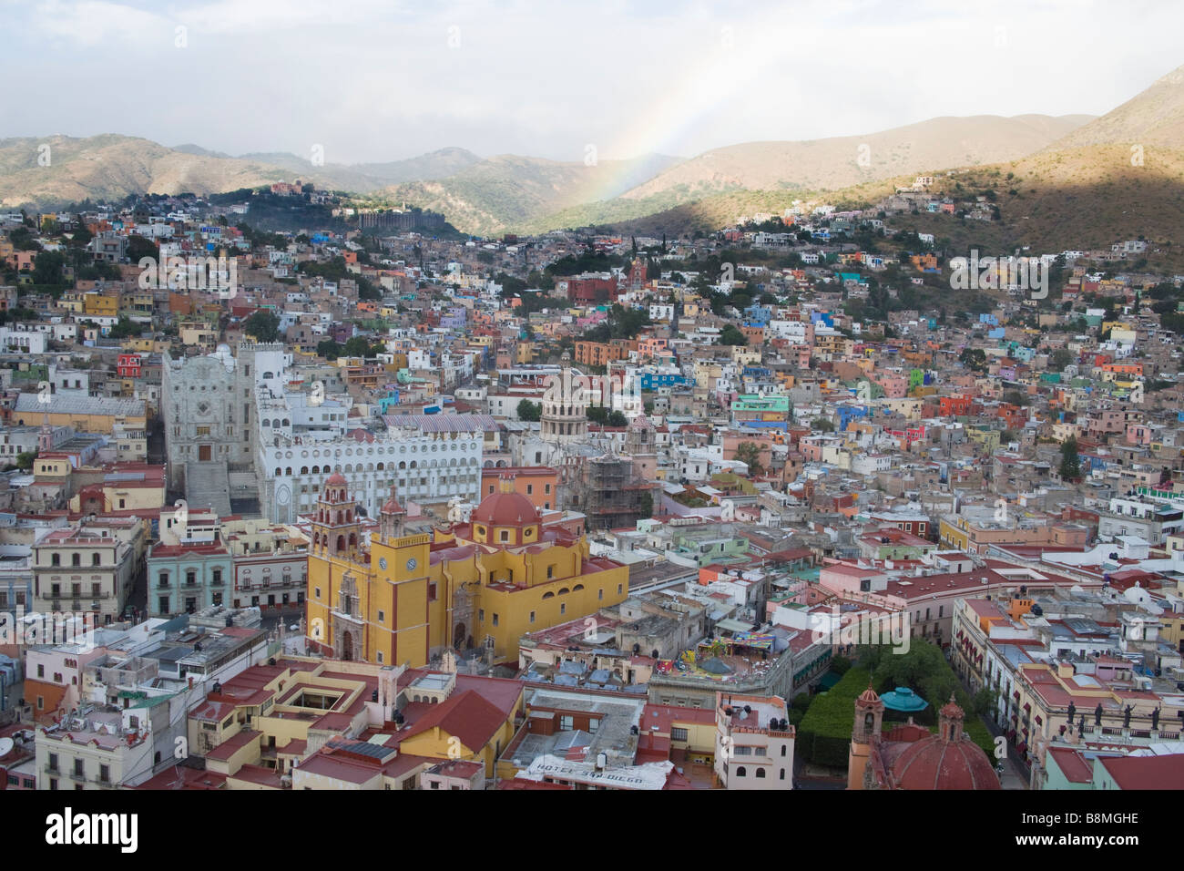 Panoramica della vivace cittã di Guanajuato, Messico con un arcobaleno Foto Stock