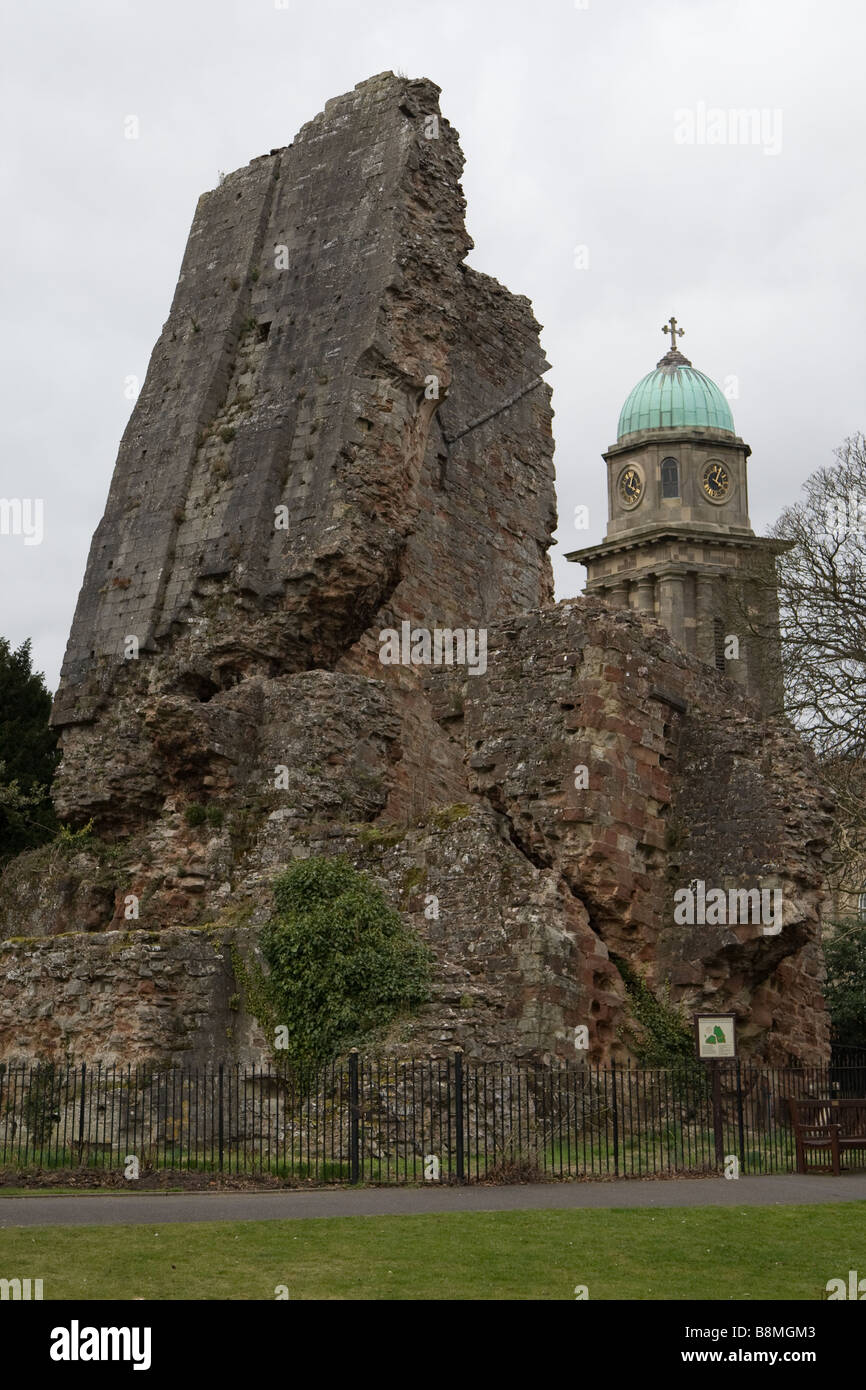 Una vista di resti di Bridgnorth Castello e Chiesa di Santa Maria in Bridgnorth Shropshire Inghilterra Foto Stock