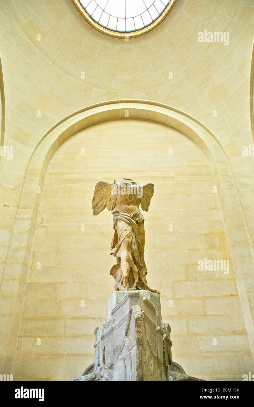 Vittoria alata di Samotracia, scultura in marmo ellenistico, II secolo a.C., Museo del Louvre interno Parigi Francia Europa Foto Stock