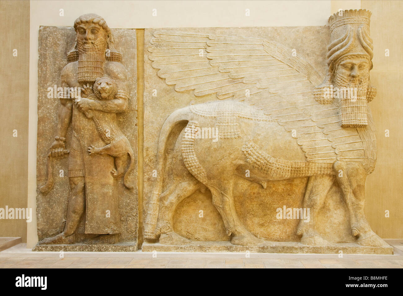 Bull alato con testa umana antica statua assiro interno Musee du Louvre Museum Paris Francia Europa UE Foto Stock