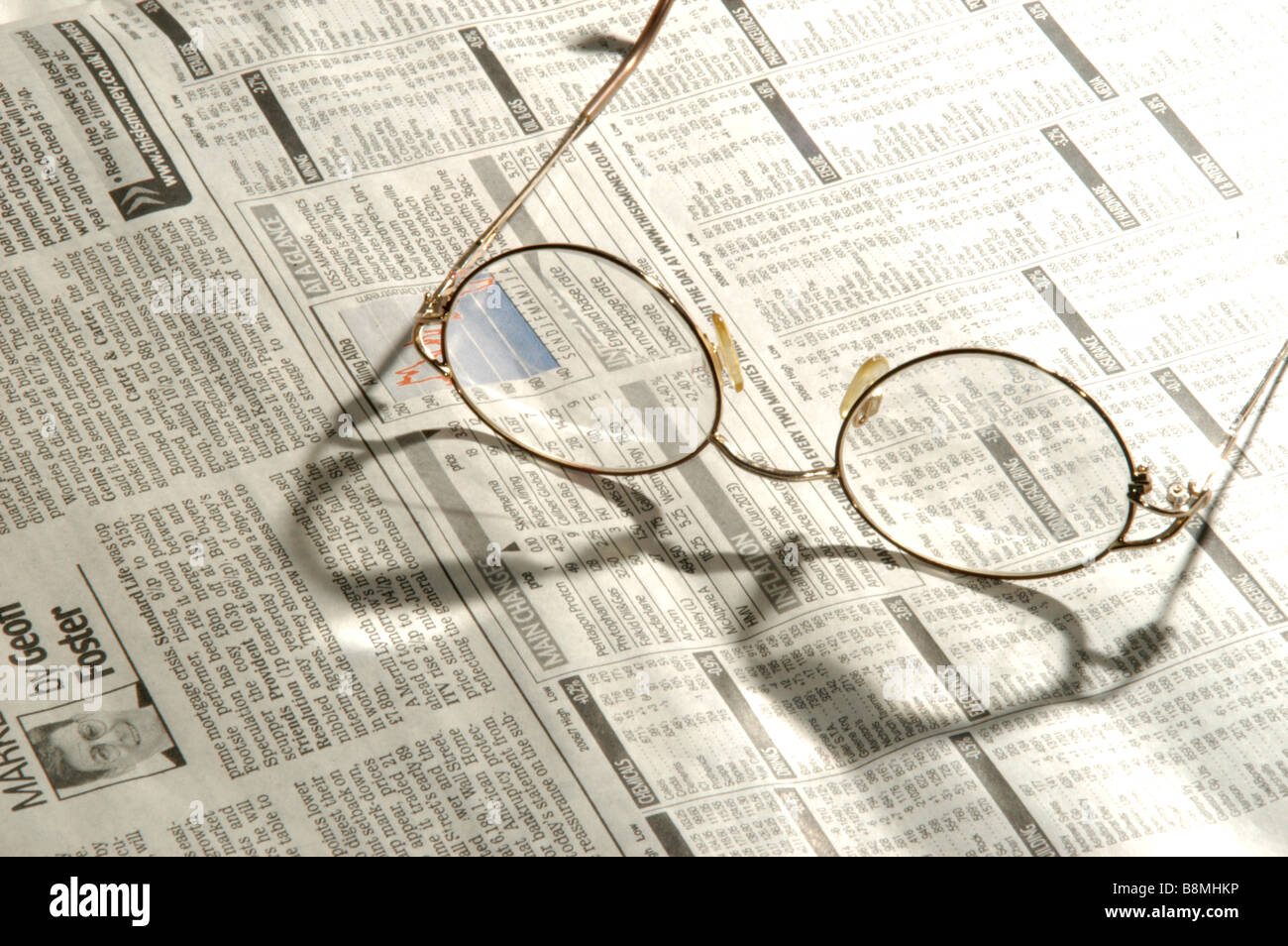 Gli occhiali da lettura su un Financial news paper Foto Stock