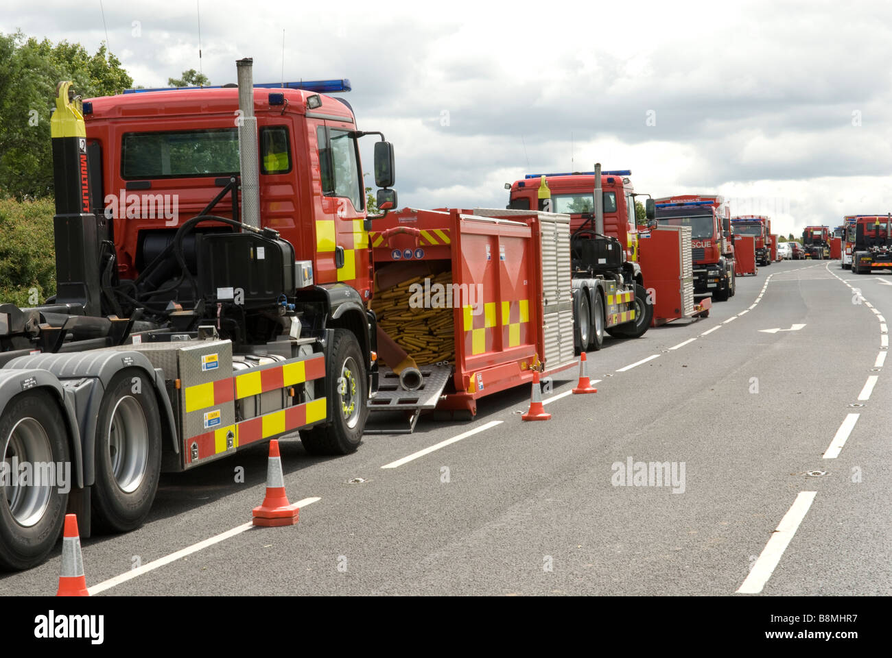 Fire & Rescue Service veicoli di emergenza e un elevato volume di pompe pronte per entrare in azione a grandi inondazioni incidente Foto Stock