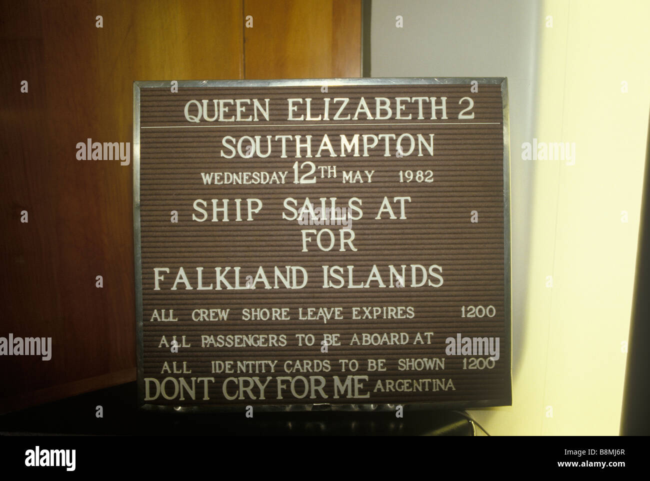Guerra delle Falklands QE2 bacheca Southampton Dock Mercoledì 12 Maggio 1982 Queen Elizabeth 11 vele per le Falkland HOMER SYKES Foto Stock