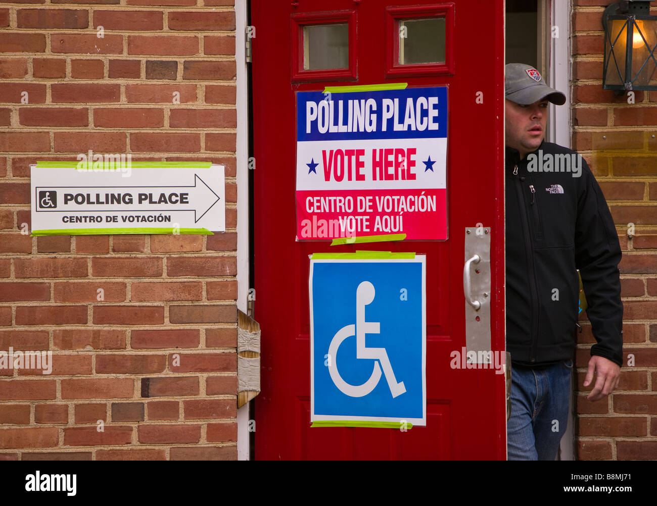 ARLINGTON VIRGINIA USA elettore di uscire dal luogo di polling dopo la votazione sulle elezioni presidenziali il giorno 4 novembre 2008 Foto Stock