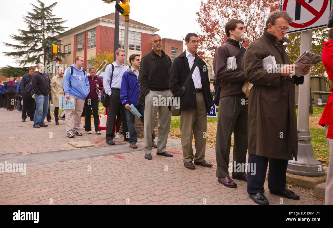 ARLINGTON VIRGINIA USA persone fodera fino al mattino di votare sulle elezioni presidenziali il giorno 4 novembre 2008. Foto Stock