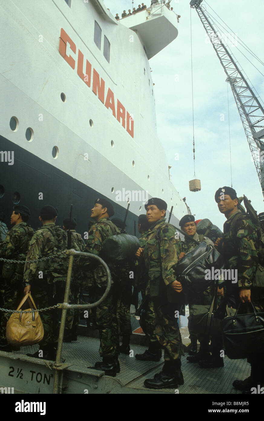 La guerra delle Falklands la regina Elisabetta QE2 parte da Southampton per il conflitto delle Falklands maggio 1982 Inghilterra 1980s Regno Unito HOMER SYKES Foto Stock