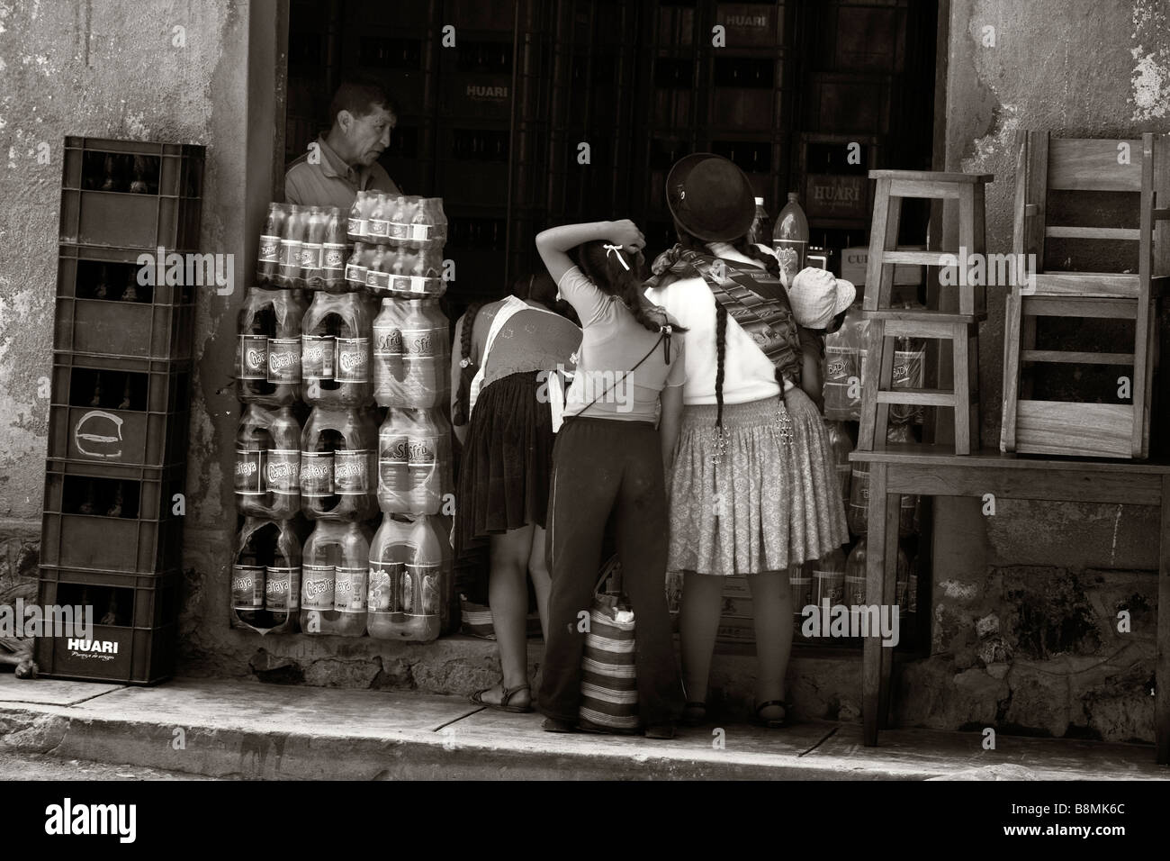 Le donne indigene shopping a Tupiza Bolivia Foto Stock