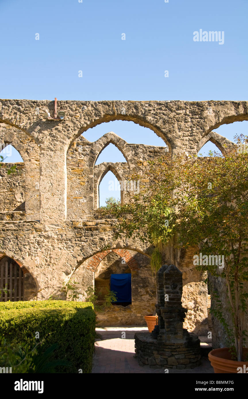 La missione di San Jose arcuata di muri di pietra ai portali con cespugli verdi e spagnolo baionette Missions National Park San Antonio Tx Foto Stock