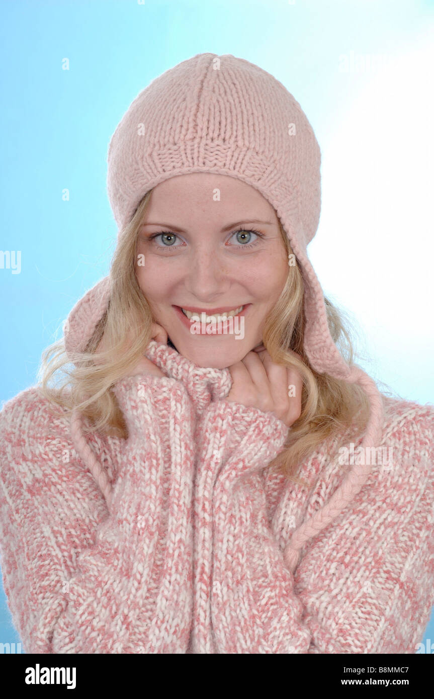 Donna con cappello di cotone e pulover Foto Stock