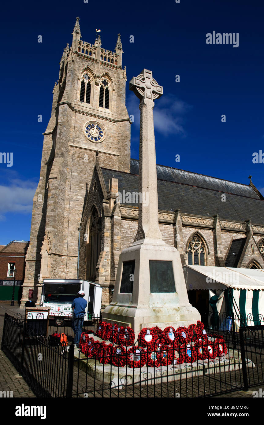 St Thomas Church e War Memorial, il giorno del mercato, Newport, isola di Wight, Inghilterra, Regno Unito, GB. Foto Stock