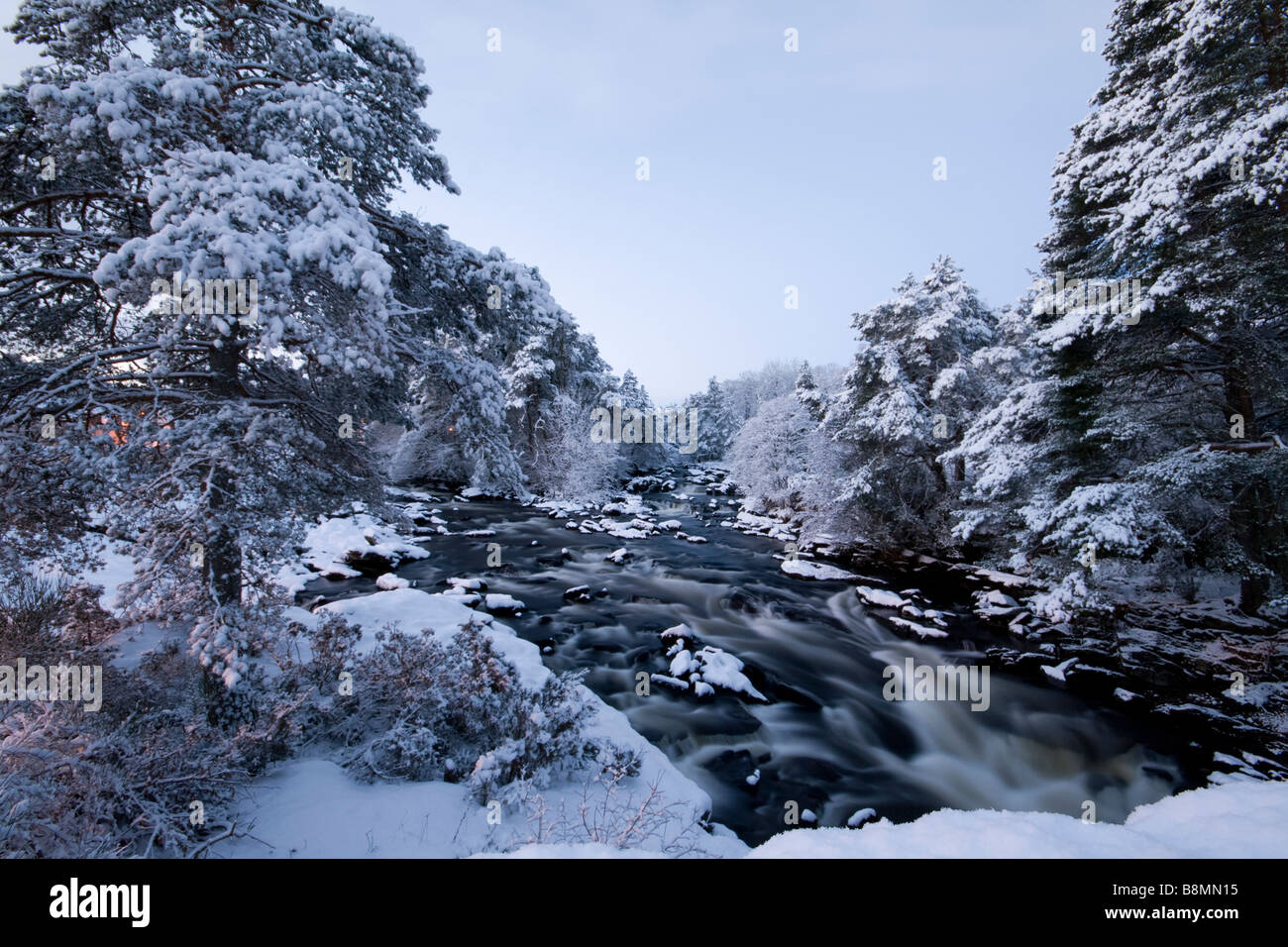 Falls of Dochart, Killin, Scozia dopo la nevicata. Foto Stock