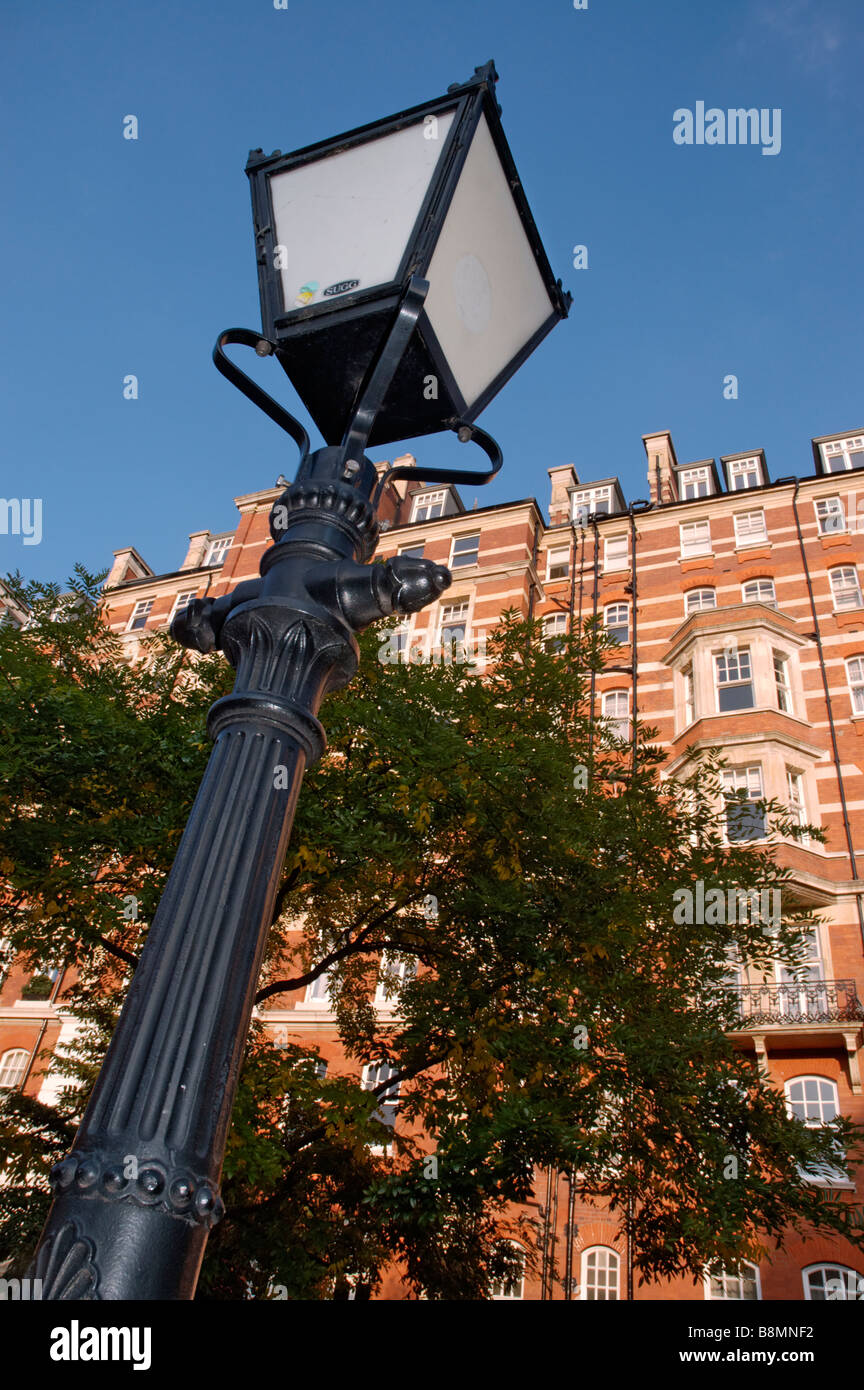 Una vecchia strada luce in Londra Foto Stock