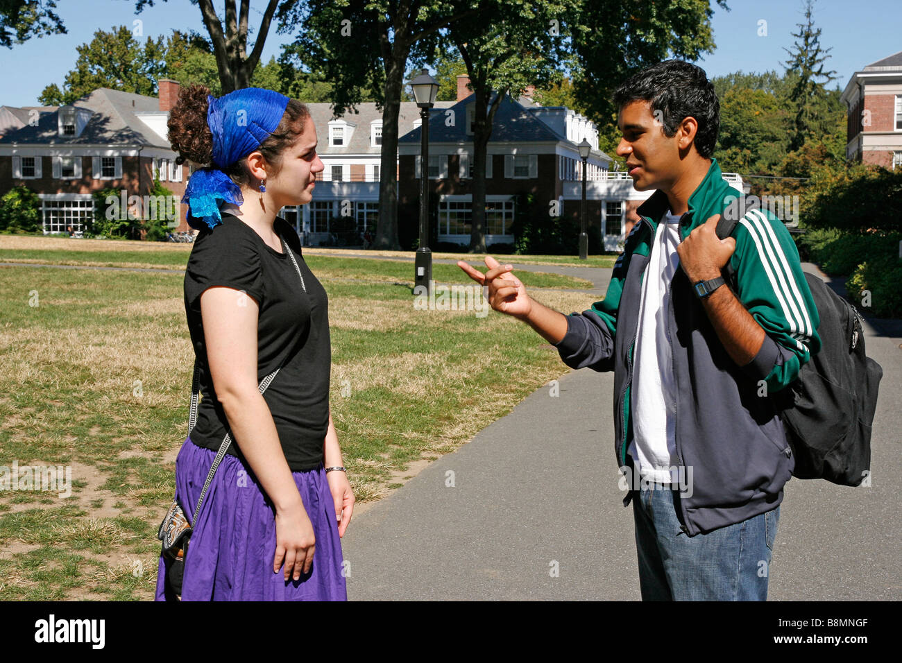 Due Amherst College gli studenti parlando del campus. Foto Stock