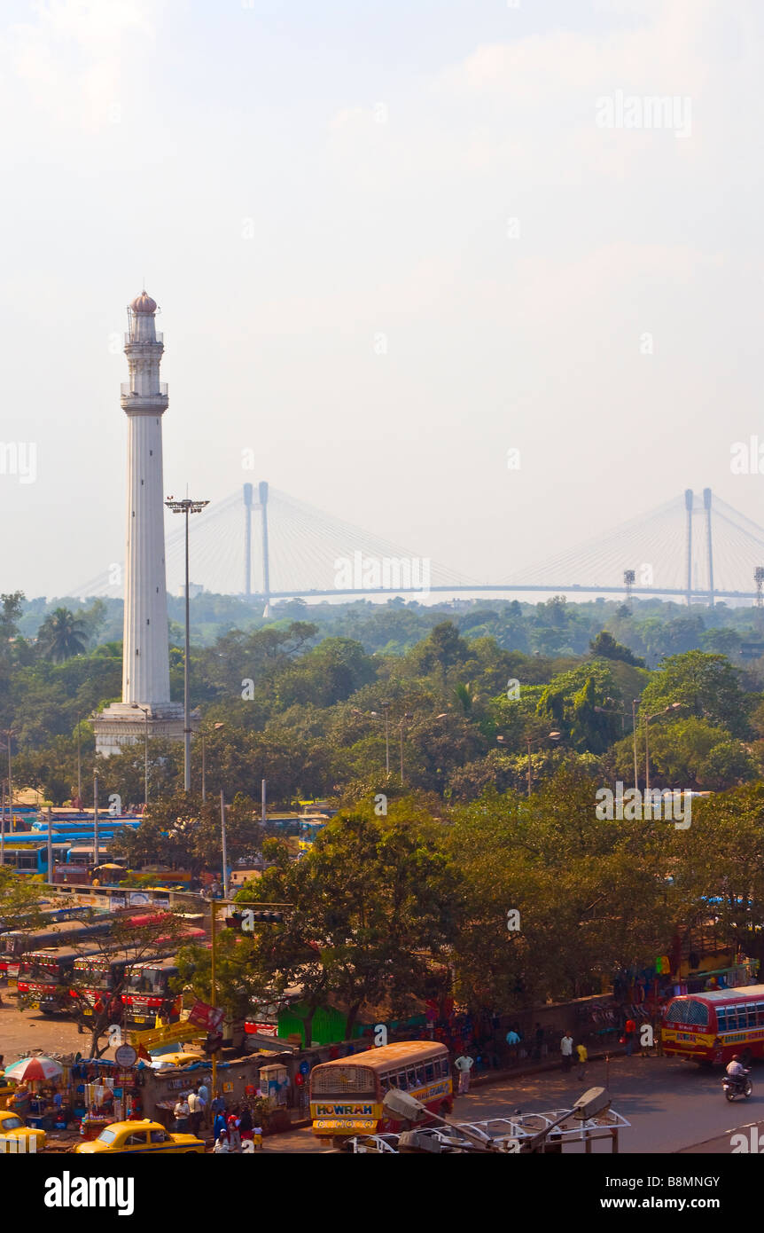 Il Maidain, Calcutta, con Shahid Minar in primo piano e il Vidyasagar Setu ponte in distanza Foto Stock