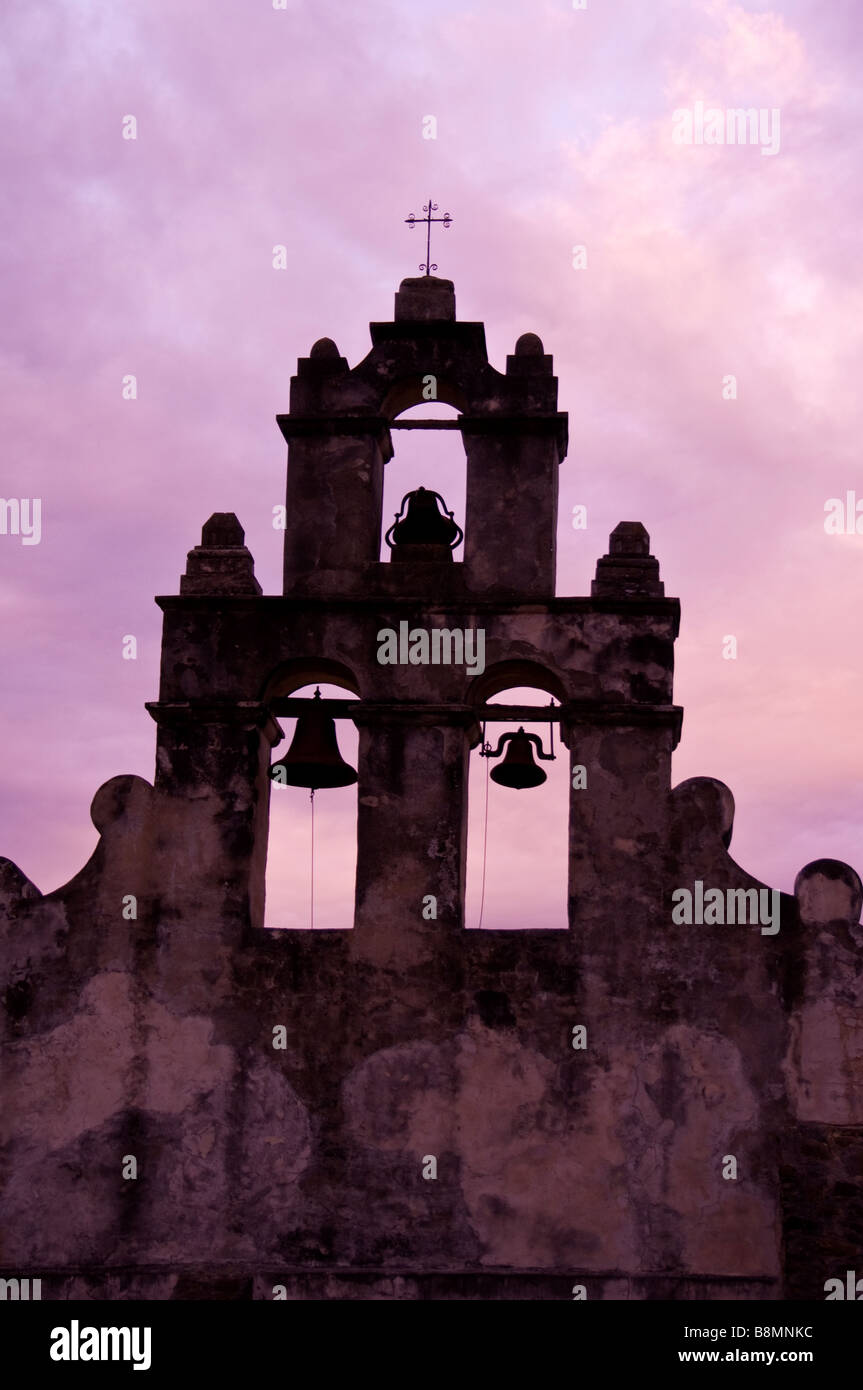 La missione di San Juan Capistrano campanile San Antonio Tx drammatico cielo viola silhouette Foto Stock