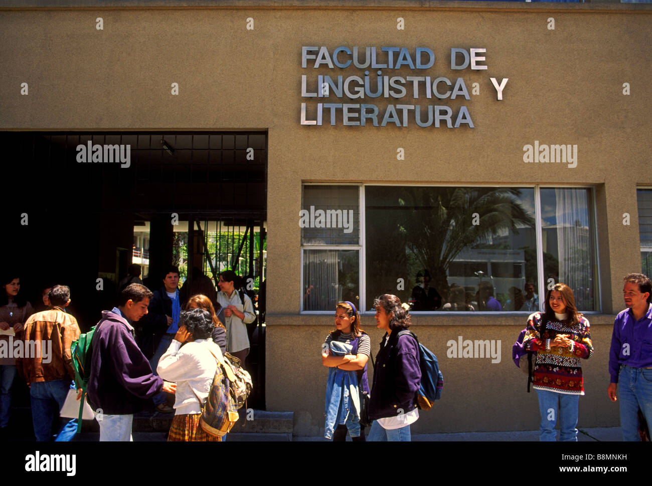 Gli studenti del campus, università cattolica, città di Quito Pichincha Provincia, Ecuador Foto Stock