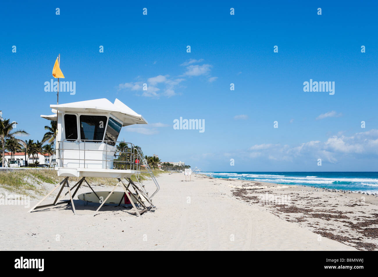 Bagnino capanna sulla spiaggia vicino all'intersezione di South Ocean Boulevard e il Brasiliano Avenue, Palm Beach, Gold Coast, Florida Foto Stock