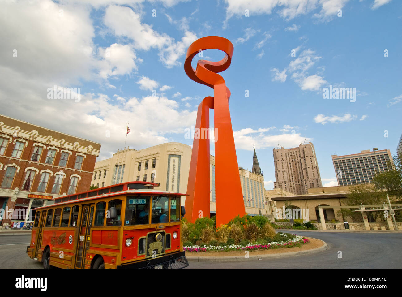 Fiaccola della libertà nel centro cittadino di San Antonio Tx pubblico arancione arte moderna statua Foto Stock