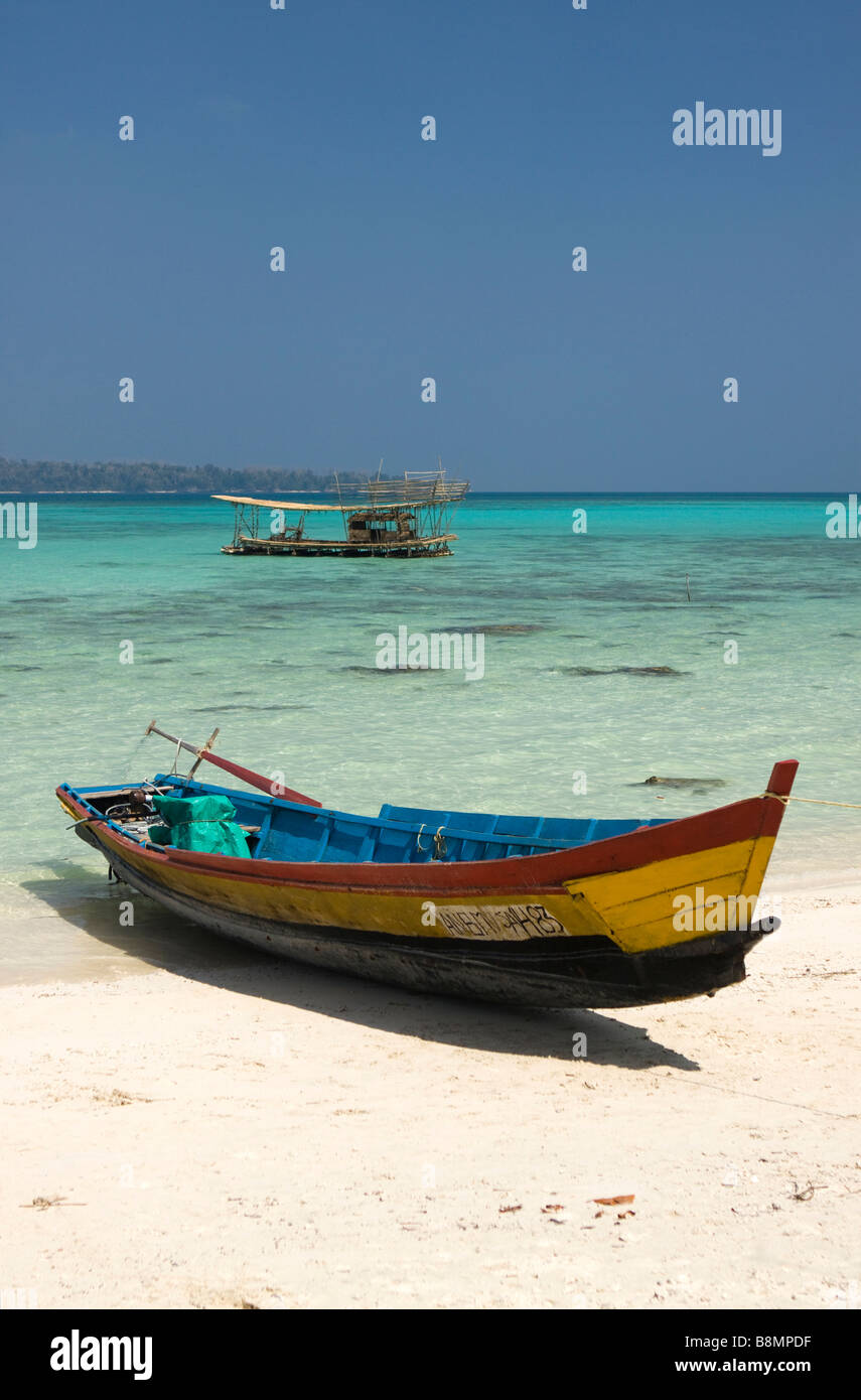 India Andamane e Nicobare Havelock island birmano offerta religiosa zattera a forma di barca ormeggiata sulla spiaggia Foto Stock