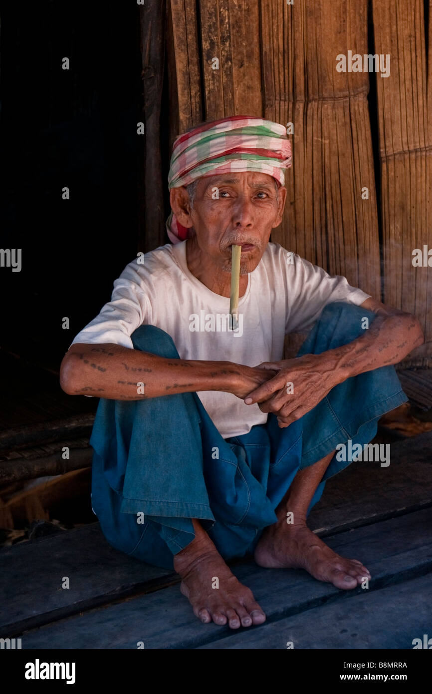 Un abitante di un villaggio dal nord della Thailandia Foto Stock
