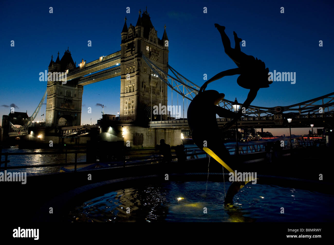 Il Tower Bridge sul Tamigi a Londra di notte con la luna il ponte si apre per la spedizione per andare attraverso Foto Stock