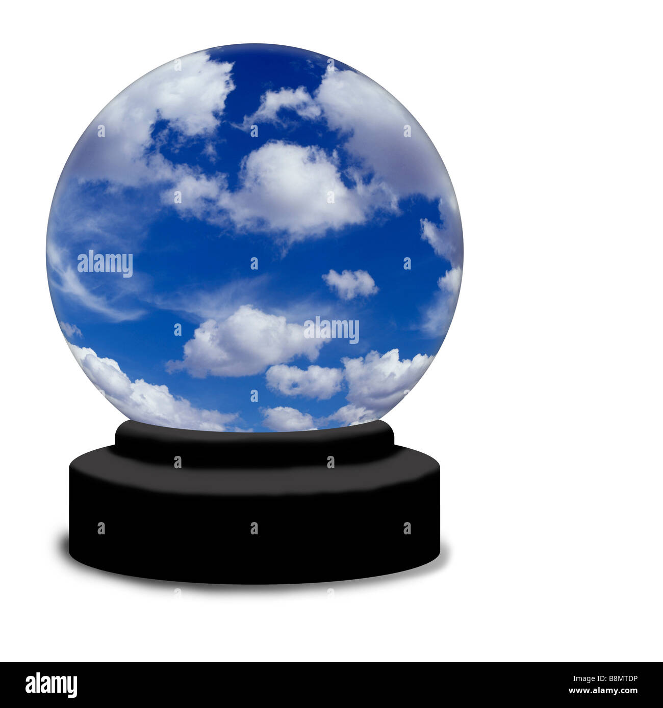 Una sfera di cristallo su uno sfondo bianco il mondo contiene un luminoso Cielo di estate blu con soffici nuvole Foto Stock