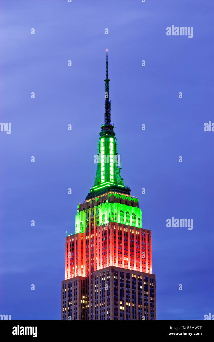 Empire state Building illuminato di notte per la stagione di Natale Foto Stock