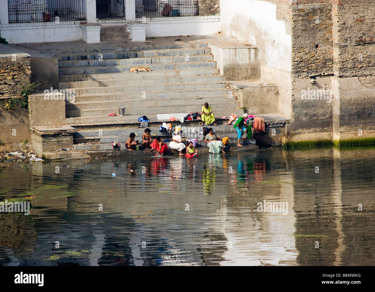 Popolo Indiano la balneazione e lavare i loro vestiti Lago Pichola Udaipur Rajasthan in India Foto Stock