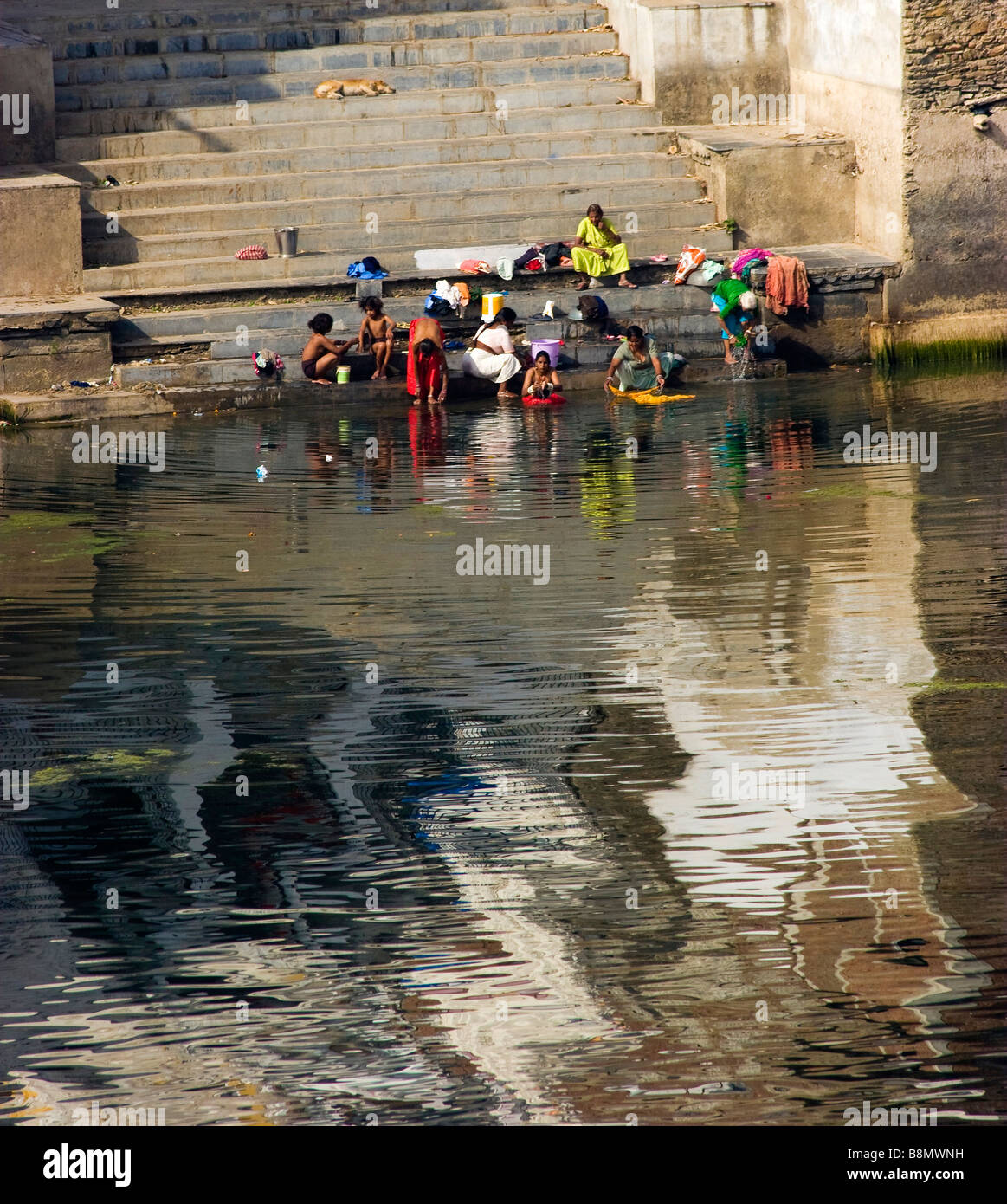 Popolo Indiano la balneazione e lavare i loro vestiti Lago Pichola Udaipur Rajasthan in India Foto Stock