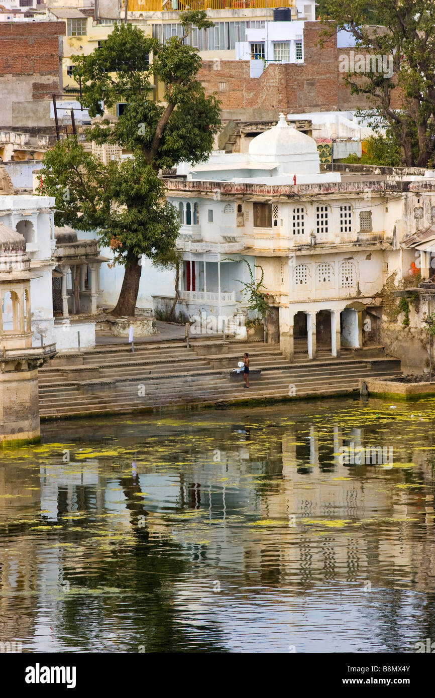 La balneazione e lavare i loro vestiti Lago Pichola Udaipur Rajasthan in India Foto Stock