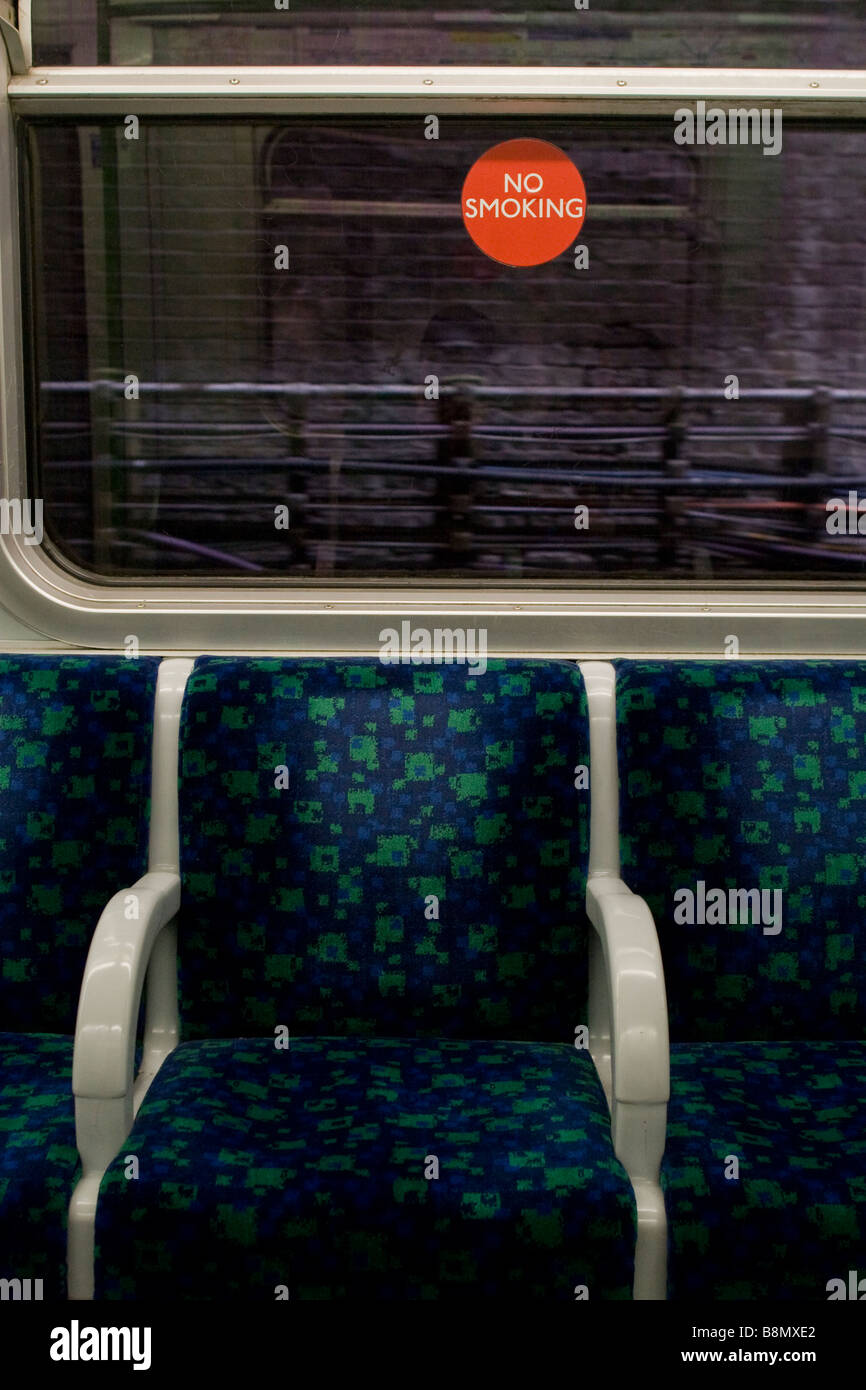 Sede vuota su un metro di Londra treno tubo. Foto Stock