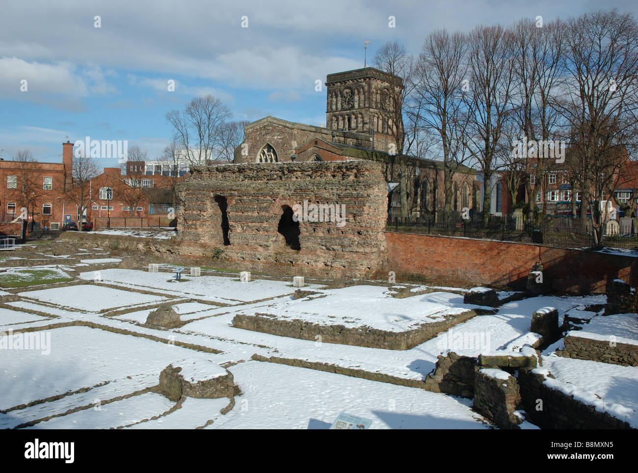 Jewry Wall e le rovine delle terme di epoca romana e la chiesa di San Nicola, Leicester, England, Regno Unito Foto Stock