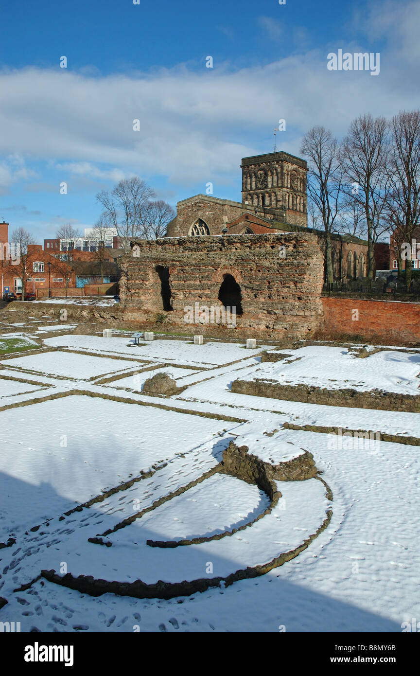 Jewry Wall e le rovine delle terme di epoca romana e la chiesa di San Nicola, Leicester, England, Regno Unito Foto Stock